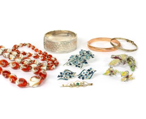 A quantity of jewellery, to include a 9ct gold oval hollow hinged bangle, by S Blanckensee &amp; Son Ltd, Birmingham, a gold 