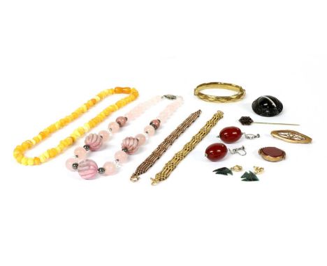 A quantity of jewellery, to include a tumbled amber bead necklace, a Victorian banded agate and carved jet brooch, with metal