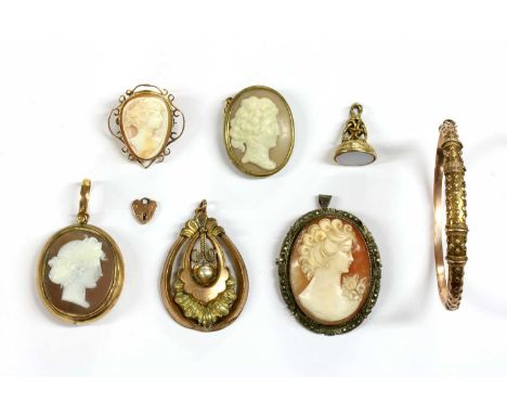 A quantity of jewellery, to include a 9ct gold oval hinged bangle, clasp broken, 5.97g, a rolled gold sardonyx seal fob, a ro
