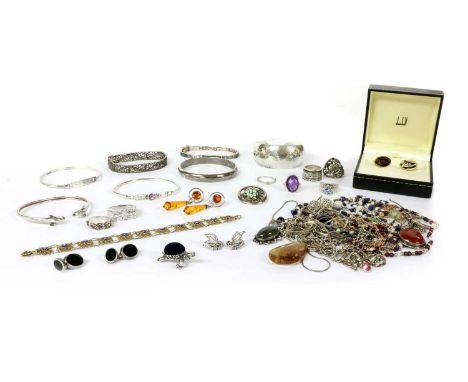 A quantity of silver jewellery, to include a pair of cased silver gilt Dunhill '18th hole' cufflinks, a pair of onyx chain li