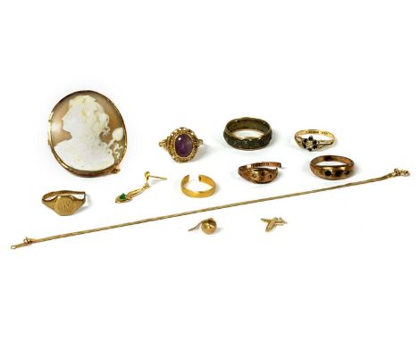 A quantity of jewellery, to include a gold mounted shell cameo, depicting a Maenad wearing an animal pelt and with thyrsus, r