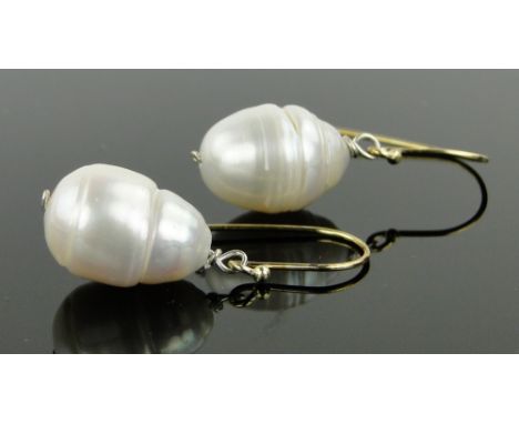 Pair of large pearl pendant earrings,
gilt metal settings, pearl height 17mm.
