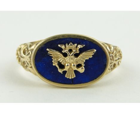 An American 14ct gold ring
with lapis panel, size X.