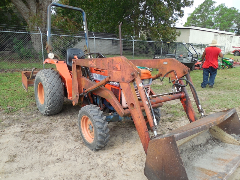 Kioti LK 3054 tractor 4wd w/Kioti KL254 loader with box blade, hour