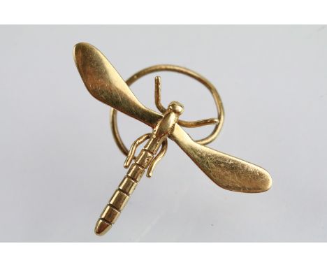 9ct gold dragon fly button hole brooch. The brooch having a dragonfly to the head with twist mount to verso. Hallmarked 1982.