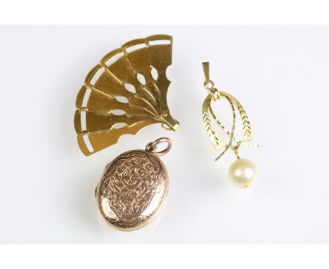 Group of pendants to include a oval locket with engraved case (unmarked), an articulated 'Espana' fan pendant (unmarked) and 