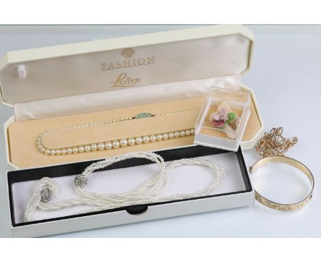 9ct gold figaro chain necklace (AF) together with a rolled gold bangle, ceramic rose brooch, and two simulated pearl necklace