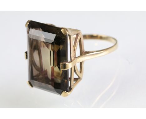 9ct gold smoky quartz dress ring being set with a step cut smoky quartz in a basket setting. Marked 9ct. Size N.5. 