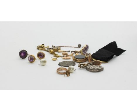 A pair of 9ct gold cufflinks, each modelled as a hunting horn, a 9ct gold mounted swivel seal, in bloodstone and cornelian, a