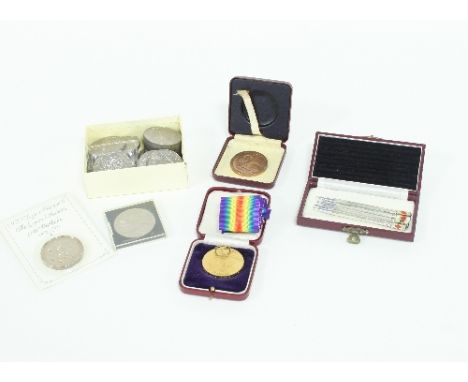 Ninteen crown coins, two medals and a boxed set of four sterling silver bridge pencils Condition Report: Victory medal to 516