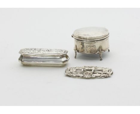 A silver trinket box, Birmingham 1901, the canted rectangular cover embossed a musician playing to ladies in a garden, 8.5cm 