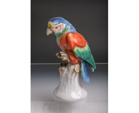 Papagei auf Baumstumpf (Goebel, blaue Unterbodenmarke), polychrom gefasst, H. ca. 26,5 cm.Unbeschädigt.