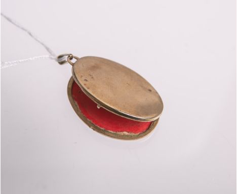 Fotomedaillon 333 GG, Ritzdekor, gestempelt: Feingehalt / "K and L", ca. 3 x 2,5 cm,Gewicht ca. 3,93 g.