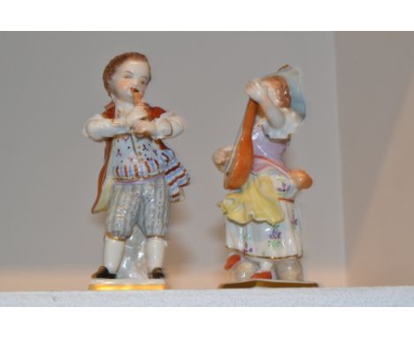 A pair of Sitzendorf figures, musicians playing the flute and mandolin, early 20th century 