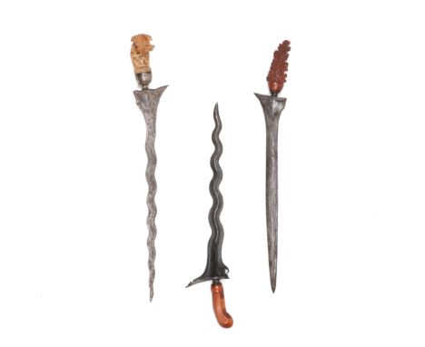Java, two krisses and a Madura kris two with marine ivory hilts and two with fine pamor. L. 51 and 47,5 cm. [3]