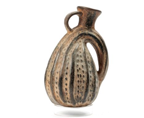 Peru, Chimu-Inca, a black terracotta vase in the shape of loche squash, 1100-1400 AD, with two rings  h. 23 cm. De Wilma en M