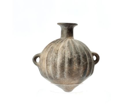 Peru, Chimu-Inca, a black terracotta urn, 1100-1400 AD, with two rings  H. 17,8 cm. De Wilma en Max Schuhmacher collectie [1]