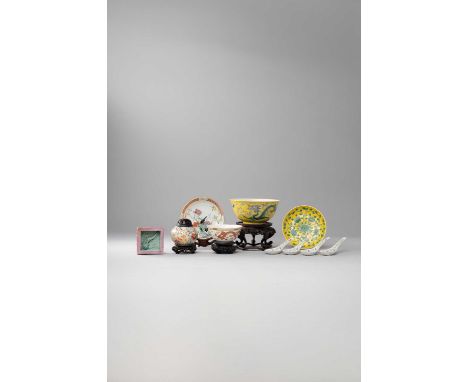 λ λ A COLLECTION OF CHINESE PORCELAIN ITEMSQING DYNASTY AND LATERComprising: a yellow-ground dish and a bowl; a famille rose 