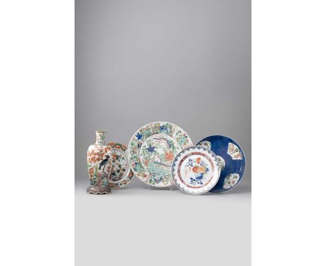 FOUR CHINESE FAMILLE VERTE DISHES AND A VASEKANGXI 1662-1722Variously decorated with mythical beasts, birds, blossoming flowe