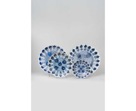 FOUR CHINESE BLUE AND WHITE 'ASTER PATTERN' DISHESKANGXI AND LATEREach with gently rounded sides, the interiors painted with 