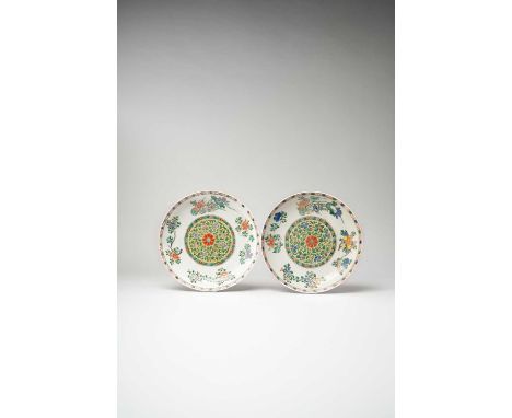 A PAIR OF CHINESE FAMILLE VERTE DISHESKANGXI 1662-1722Each decorated with a roundel featuring a central stylised flowerhead e