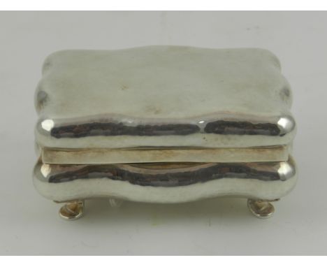 An 800 standard silver table top trinket box of serpentine bombe form, raised on pad feet. W.9.5cm 