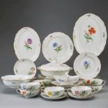 29tlg. Speiseservice für 8 Personen - Blume 2. Meissen 1957-1972.