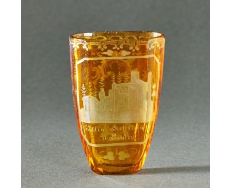 Flaches Badeglas - Altes Schloss von BadenUm 1850. Farbloses Glas. Bernsteinfarbig lasiert. Achteckiger Korpus. Matt geschnit