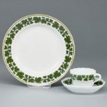 Teller mit Goldrand und Mokkatasse mit Untertasse - Weinlaub. Meissen nach 1974 und 1924-1934.