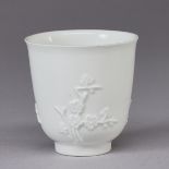 Hoher Becher - Prunuszweige. Meissen, um 1750. 1. Wahl. H. 7,8 cm