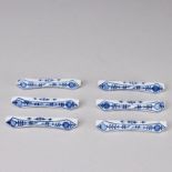 6 Messerbänkchen - Zwiebelmuster. Meissen um 1956.