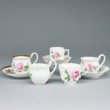 2 unterschiedliche Tassen, 3 Untertassen - Rote Rose. Meissen 1850-1980.