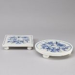 1 runder und 1 quadratischer Kannenuntersetzer - Zwiebelmuster. Meissen 1935-1947.