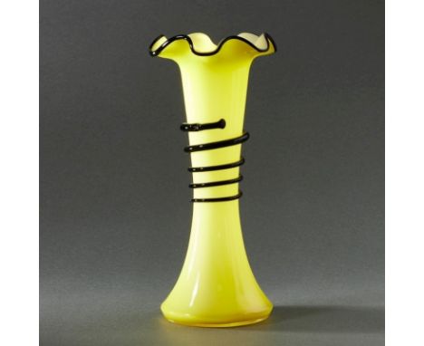 Vase TangoLoetz Wwe., Klostermühle um 1930. Opakweißes Glas mt gelbem und farblosem Überfang. Violetter Faden und violetter R