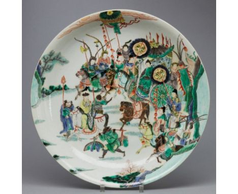 Famille verte SchaleChina, 20. Jahrhundert. Porzellan, glasiert, polychrom auf Glasur bemalt. H. 7,6 cm. D. 42 cm. Unterglasu