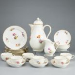 21tlg. Teeservice für 6 Personen und 1 Kaffeekanne - Neuosier: Blumen. KPM Berlin 1930 und 1942.