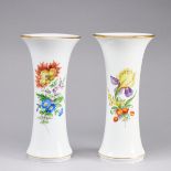 2 unterschiedliche Vasen - Blume 3: Federmohn und Iris. Meissen 1980 und vor 1974.