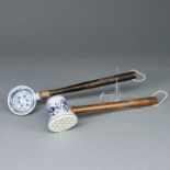 Siebkelle / Schaumlöffel und Fleischklopfer - Zwiebelmuster. Um 1900.