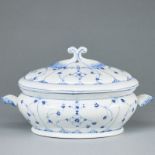 Ovale Deckelterrine mit Muschelgriffen - Gebrochener Stab: Strohblume. Wohl Friedrich Christian Grei