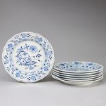 7 Speiseteller - Zwiebelmuster. Meissen nach 1947-1980.