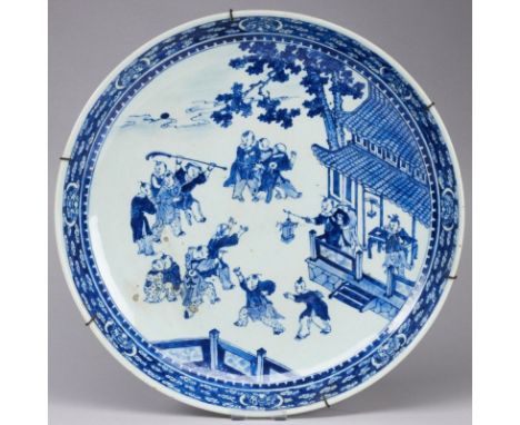 Großer chinesischer TellerChina, Qing Dynastie, 1661 - 1722. Porzellan, handbemalt mit blauer Unterglasurmalerei. D. 40 cm, H