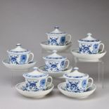 6 Deckeltassen mit Untertassen - Zwiebelmuster. Meissen 1956-1965 u.a.