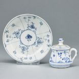 Untertasse und Deckeltasse - Gebrochener Stab: Strohblume. Friedrich Christian Greiner & Söhne, Raue