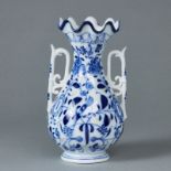 Vase mit gewelltem Rand - Vogelmuster.