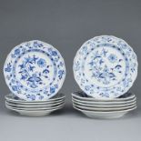 6 Speiseteller und 6 Speiseteller - Zwiebelmuster. Meissen 1888-1924 (10x) und 1924-1934 (2x).