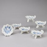 6 Muschelschälchen auf Volutenfüßen - Zwiebelmuster. Meissen 1952.