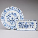 1 runde Tortenplatte und 1 Königskuchenplatte - Zwiebelmuster. Meissen 1955 und vor 1974.