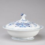 Runde Deckelterrine - Zwiebelmuster. Meissen 1957.