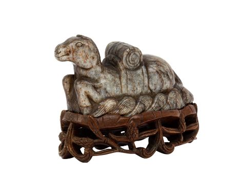   Liegendes Pferd aus grau marmorierter Jade. CHINA.  L.: 12 cm. mit dazugehörendem, durchbrochen beschnitzten Holzpodest.   