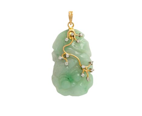   Jadeanhänger mit Brillanten,  zus. ca. 0,24 ct, mittlere bis gute Farbe u. Reinheit, hellgrüner Jadeit mit geschnitztem Fis